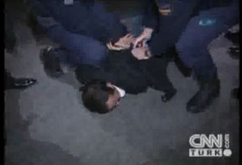 鞋袭土耳其总理的男子被警察摁倒在地.jpg